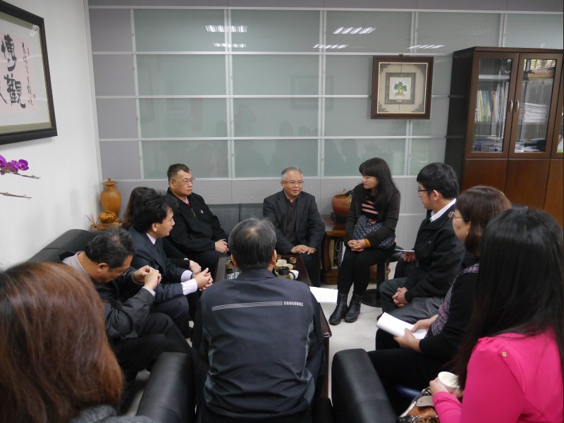 2月2日新制上路之土地登記謄本申請作業問題及未來相關業務溝通事宜，拜訪南投縣政府地政處簡處長青松